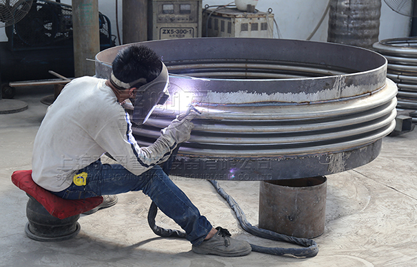 <a href=http://m.zuezu.cn target=_blank class=infotextkey>補償器</a>焊接現(xiàn)場