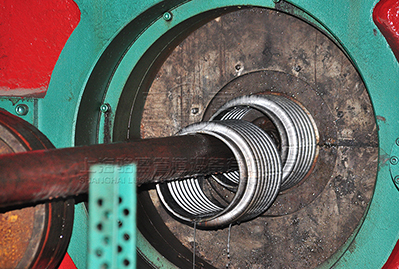 <a href=http://m.zuezu.cn target=_blank class=infotextkey>補(bǔ)償器</a>波紋管生產(chǎn)現(xiàn)場(chǎng)